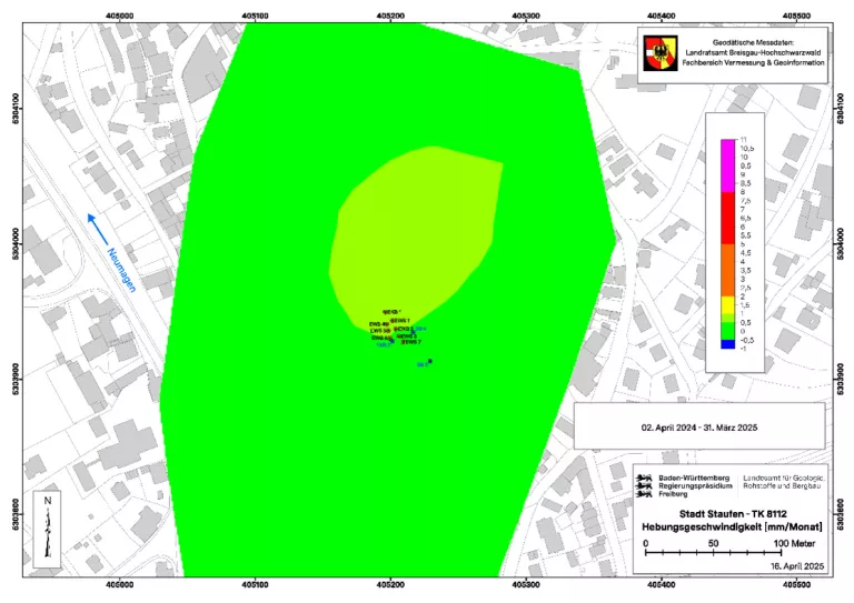 Die Grafik zeigt einen Lageplan der Altstadt von Staufen mit zwei grünen Flächen. Diese Flächen zeigen Bereiche mit Hebungsbeträge bis 0,5 mm/Monat und 0,5 bis 1 mm/Monat im Zeitraum 2024/2025 auf Grundlage geodätischer Vermessungen an. © LGRB – Ref. 95, 2026