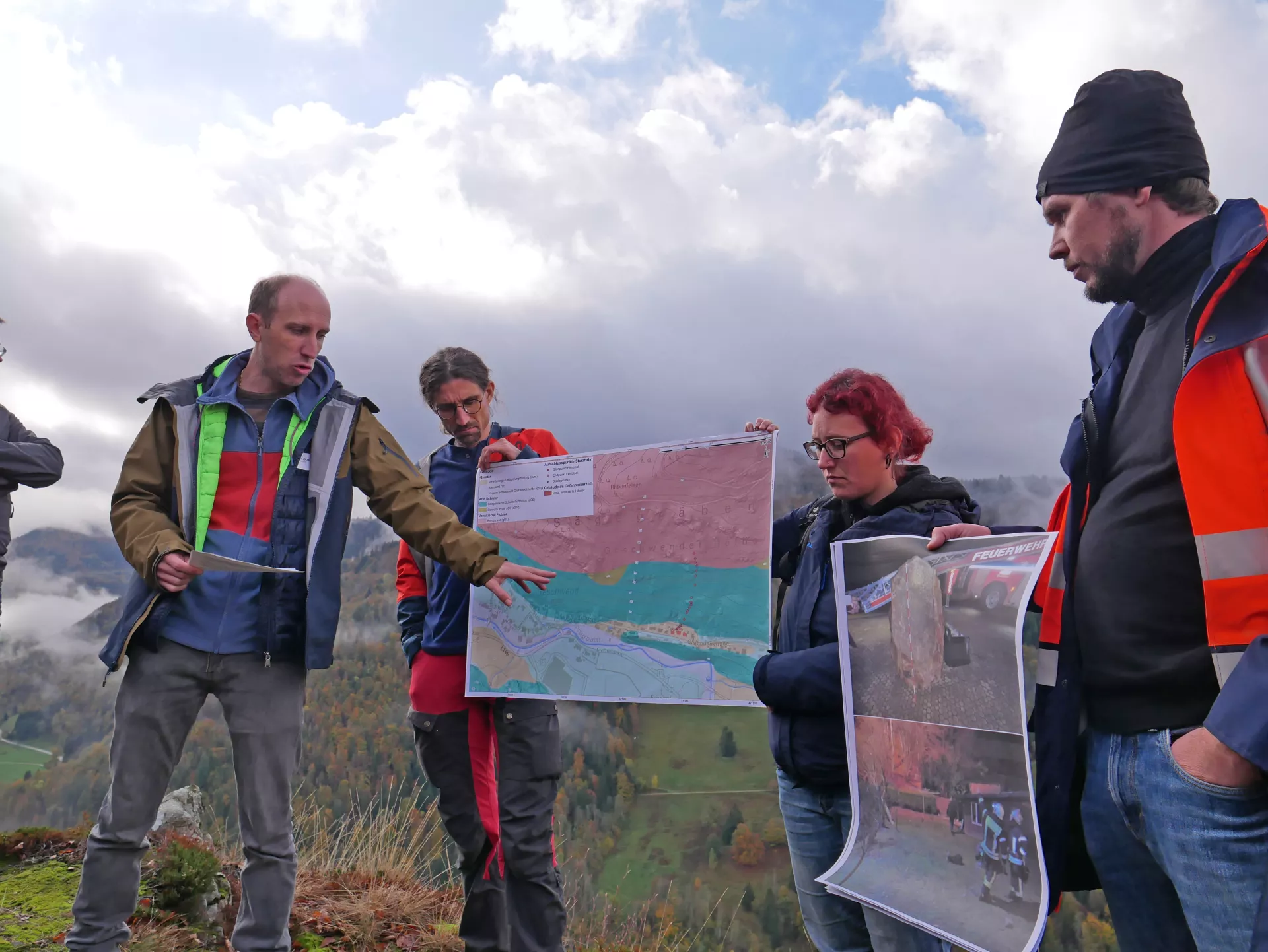 Auf der Exkursion der Bodenseetagung 2022 erläutern Mitarbeitende der Landesingenieurgeologie das Blockschlagereignis vom März 2019 bei Todtnau-Geschwend.