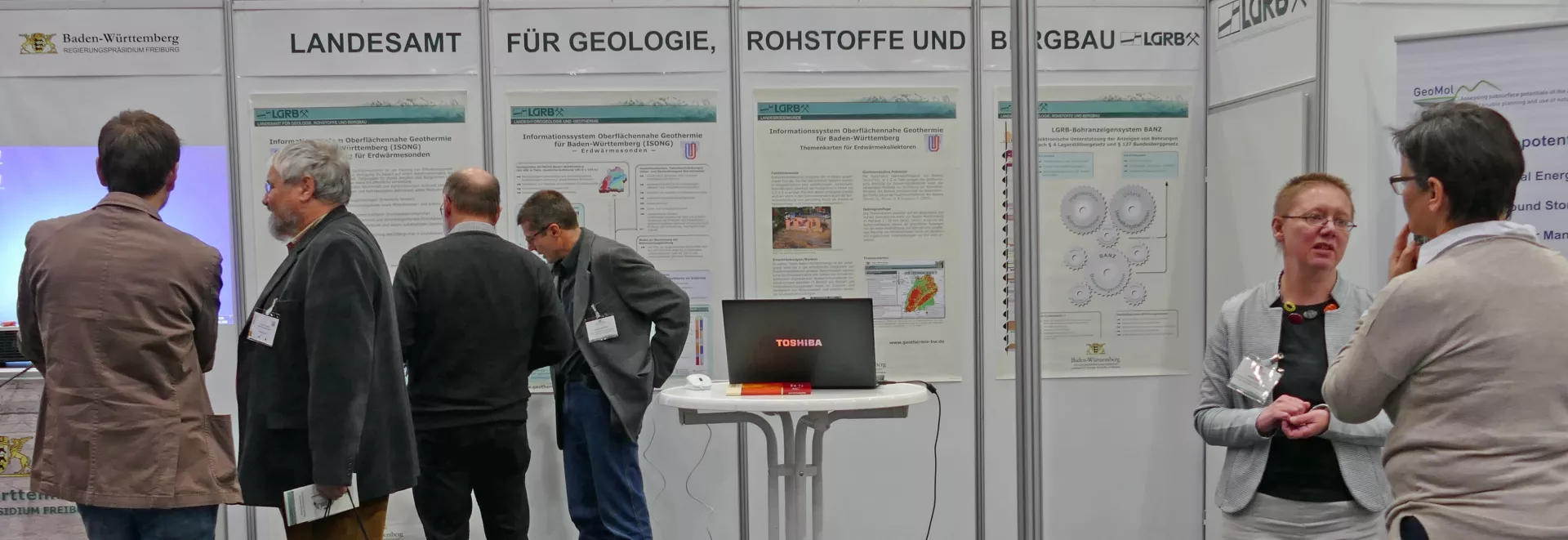 Stand des LGRB bei der Messe GeoTHERM 2019 in Offenburg mit LGRB-Mitarbeitenden im Austausch mit interessierten Fachbesucherinnen und Fachbesuchern.