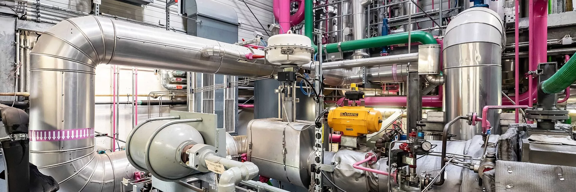 Geothermieanlage in einer Halle, bestehend aus vielen silbernen Rohren