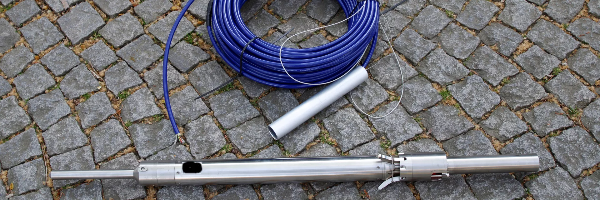 Bohrlochseismometer mit Übertragungskabel zur Aufzeichnungseinheit