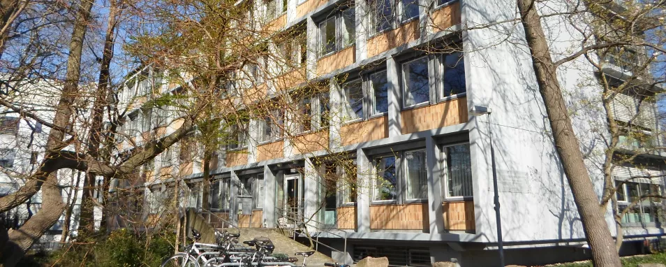 Das Bild zeigt das Hauptgebäude des LGRB in Freiburg. Ein langgezogenes Gebäude mit 4 Stockwerken, Blick Richtung Haupteingang.