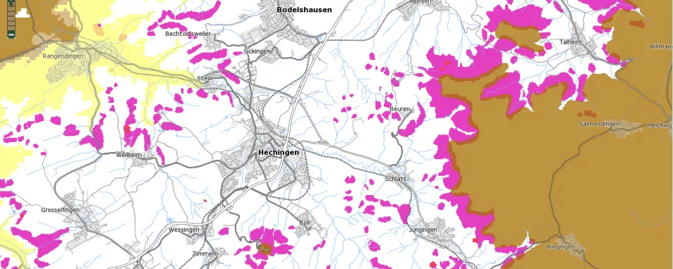 Auszug aus der Ingenieurgeologischen Gefahrenhinweiskarte von Baden-Württemberg (IGHK50) im Umfeld von Hechingen, Zollernalbkreis. Dargestellt sind die Geogefahren Rutschungen als rote und violette Flächen sowie die Verkarstungsgefährdung als braune bis gelbe Flächen.