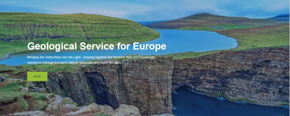 Startseite GSEU: als Hintergundfoto eine grüne Landschaft mit blauem Gewässer; Oben eine Menüleiste, mittig der Titel "GSEU Geological Service für Europe"
